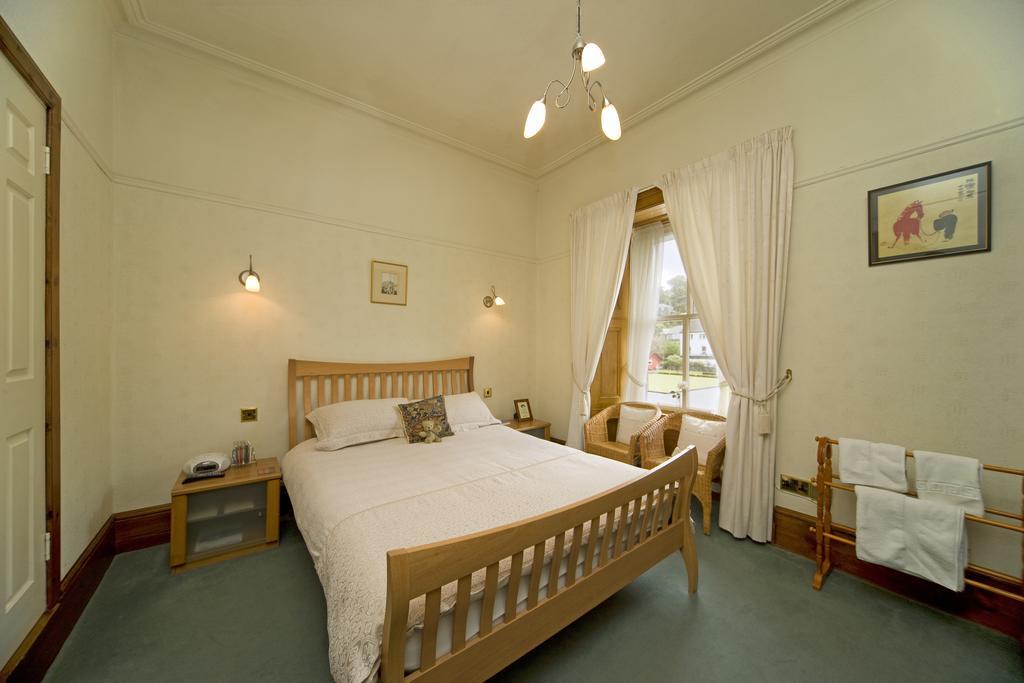 The Old Manse Hotel Oban Room photo